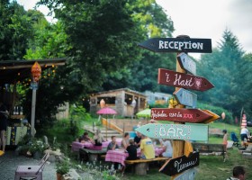 Camping Domaine Le Peyral in Herault Zuid-Frankrijk signs Camping Domaine le Peyral 30pluskids