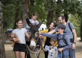 Camping Le Pech Charmant in de Dordogne, Frankrijk met een ezel op pad Camping Le Pech Charmant 30pluskids