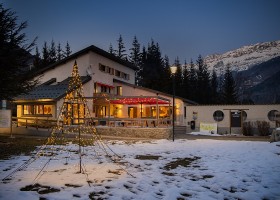 RCN Belledonne Alpe d'Huez Frankrijk-Bistro by night II - kopie RCN Belledonne 30pluskids