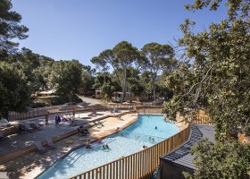 Camping Huttopia_Foret de Janas, Frankrijk ManuReyboz zwembad hoofd Camping Huttopia la Forêt de Janas 30pluskids