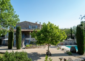 Gite le Bel Endroit in de Ardeche, Frankrijk 3. Overzicht huis vanaf terras Gîte Le Bel Endroit 30pluskids