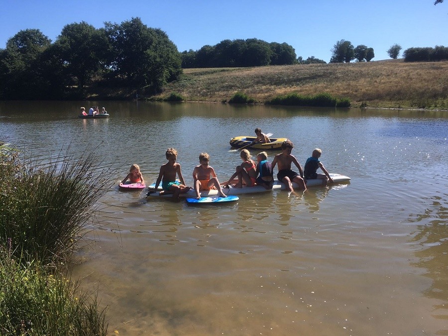 Bonneblond in de Auvergne, Frankrijk kinderen in het meer