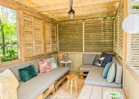STOER BUITEN Belves, Frankrijk Lounge STOERbuiten Belves lodge, Dordogne 30pluskids