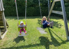 Place de la Famille in de Dordogne, Frankrijk kids schommelen Glamping Place de la Famille 30pluskids