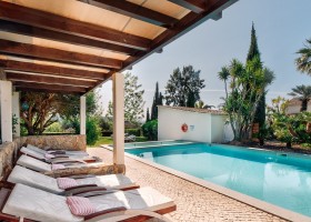 Casa Porta Azul in de Algarve, Portugal ligbedden bij zwembad Casa Porta Azul 30pluskids