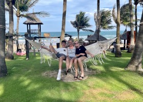 NRV Reizen Vietnam in hangmat bij strand NRV Familiegroepsreis Vietnam 30pluskids