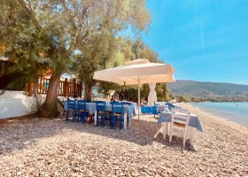 Appartement Makedonia op Thassos Griekenland terras op strand 02  Appartement Makedonia  30pluskids