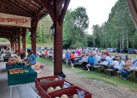Camping de Salviac Lot et Garonne Frankrijk gezellig aan lange tafels Camping de Salviac 30pluskids