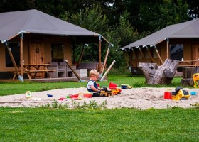 Glamping De Bosweide in Alphen, Noord-Brabant, Nederland zandbak Glamping de Bosweide 30pluskids