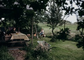 BoerenBed TaarTenTuin in Aarlanderveen Zuid-Holland Nederland tuin bij tent BoerenBed TaartTenTuin 30pluskids