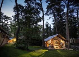 Camping Huttopia La Pinede, Frankrijk ManuReyboz tenten hoofd Camping La Pinède - Excenevex 30pluskids