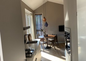 Boslodge Grasmus in Nunspeet op de Veluwe Gelderland keuken en eettafel Boslodge Grasmus 30pluskids