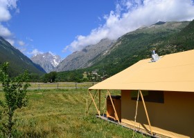 Camping Huttopia Vallouise, Frankrijk tent met uitzicht op de bergen Camping Huttopia Vallouise 30pluskids