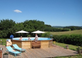 Domaine Les Champeaux in de Auvergne, Frankrijk opzetzwembad Domaine Champeaux 30pluskids