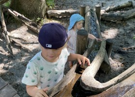 Vakantiehuisjes Waddenrust op Schiermonnikoog, Nederland kinderen spelen in natuur Vakantiehuisjes Waddenrust  30pluskids