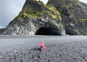 Senja Reizen rondreis IJsland met kinderen vik-zwart-strand-kind-spelen Rondreis IJsland met kinderen  30pluskids