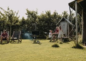 BoerenBed Hoeve Ameland Waddeneilanden Friesland Nederland zitje bij tent BoerenBed Boerderij Ameland 30pluskids