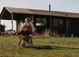 BoerenBed Hoeve ten Overdraght in West-Vlaanderen Belgie spelen met de kruiwagen BoerenBed Hoeve ten Overdraght 30pluskids