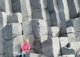 Senja Reizen Avontuurlijke vakantie IJsland met kinderen meisje-foto-vik-ijsland-basaltkolommen Avontuurlijke vakantie IJsland met kinderen 30pluskids