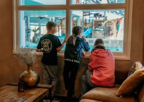 De Zeeuwse Kust in Renesse, Nederland uitzicht op zwembad Strandpark De Zeeuwse Kust 30pluskids