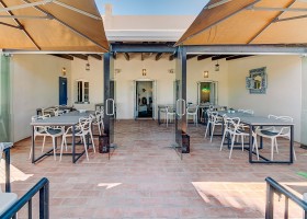 Casa Porta Azul in de Algarve, Portugal voorzijde terras Casa Porta Azul 30pluskids