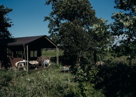 BoerenBed TaarTenTuin in Aarlanderveen Zuid-Holland Nederland tent voorzijde BoerenBed TaartTenTuin 30pluskids