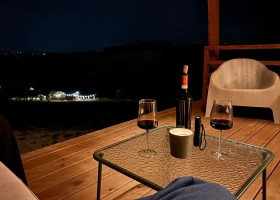 Casa Buonavecchia in Le Marche Italie terras by night Agriturismo Casa Buona Vecchia 30pluskids