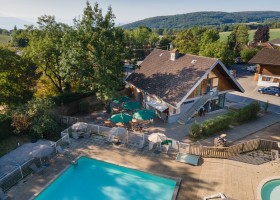 Camping Huttopia Divonne Les Bains, Frankrijk ManuReyboz zwembad hoofd Camping Huttopia Divonne Les Bains 30pluskids