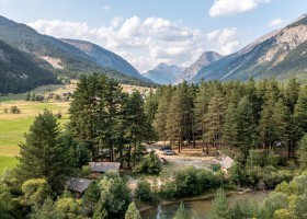Camping Huttopia LaClaree, Frankrijk tenten tussen bergen Camping Huttopia la Clarée 30pluskids