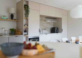 Ory aan Zee in Egmond aan Zee, Nederland overzicht keuken Ory aan Zee 30pluskids