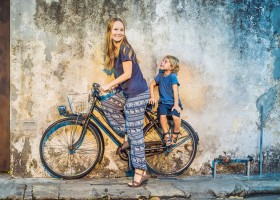 KidsReizen Maleisie-georgetown-moeder-kleuter-streetart-fiets KidsReizen Maleisië - 2 weken vakantiepret 30pluskids