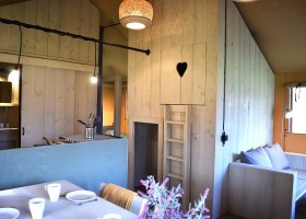 Klein Koestapel in Putten op de Veluwe, Nederland interieur safaritent Klein Koestapel 30pluskids