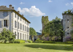 Abbaye du Palais in Thauron, Frankrijk zitje op grasveld ©RobertAarts Abbaye du Palais  30pluskids
