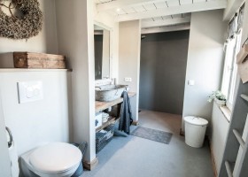 La Vie a la Campagne in St Etienne de Villereal in de Dordogne Frankrijk badkamer kleine huis Maison La Vie à la Campagne 30pluskids