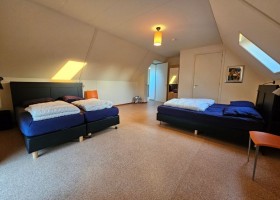 De Bongerd in Gelderland de Achterhoek Nederland  4p slaapkamer met bord De Bongerd 30pluskids
