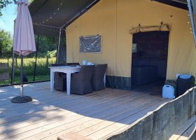 Domaine La Terrasse in de Auvergne, Frankrijk safaritent buiten Camping Domaine La Terrasse 30pluskids