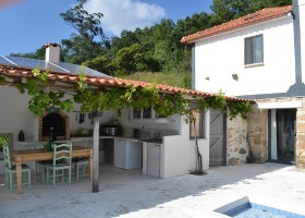 Quinta Horta da Rosa in Leiria, Portugal buitenkeuken Quinta Horta da Rosa 30pluskids