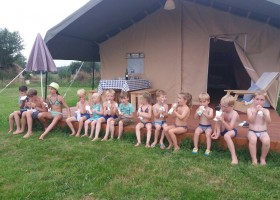 Domaine Saint Esselin in Larreule, Frankrijk kindjes bij safaritent Domaine Saint Esselin 30pluskids