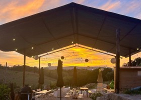 Casa Buonavecchia in Le Marche Italie gezellig terras bij ondergaande zon Agriturismo Casa Buona Vecchia 30pluskids
