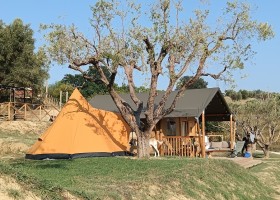 Camping Vista SanVicino in Le Marche, Italie glampingtent met bijzettent Agriturismo Vista San Vicino 30pluskids