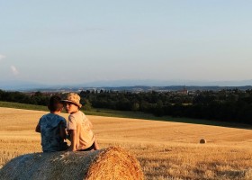 Domaine Las Brugues in de Aude, Zuid-Frankrijk 09 kinderen op strobalen Las Brugues 30pluskids