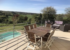Domaine La Fontaine in Poitou-Charentes, Frankrijk terras Domaine la Fontaine 30pluskids