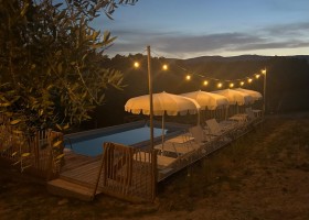 Casa Buonavecchia in Le Marche, Italie zwembad by night Agriturismo Casa Buona Vecchia 30pluskids