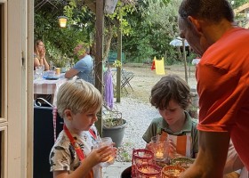 Les Escaliers de La Combe in de Lot, Frankrijk serveren aan de table d'hôtes Les Escaliers de La Combe  30pluskids