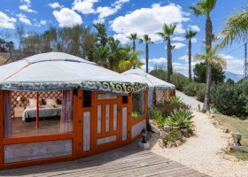 La Granja de Antonio in Andalusie Spanje exterieur yurt  Glamping op La Granja de Antonio 30pluskids