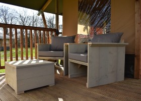 Klein Koestapel in Putten op de Veluwe, Nederland zitje op terras safaritent Klein Koestapel 30pluskids