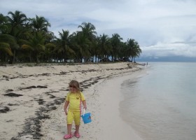 Travelnauts Panama  San Blas eilanden kind op strand Travelnauts Rondreis Panama 30pluskids