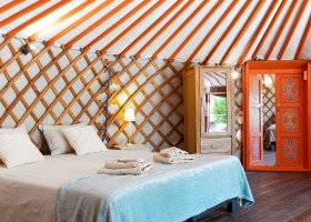La Granja de Antonio in Andalusie Spanje interieur yurt (1) Glamping op La Granja de Antonio 30pluskids