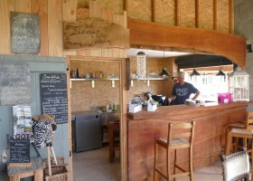 Le Petit Montperroux in de Bourgogne Frankrijk bar Camping Le Petit Montperroux 30pluskids