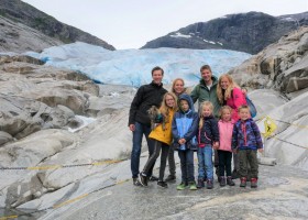 Senja Reizen Noorwegen met kinderen familie-gletsjer-noorwegen Noorwegen met kinderen 30pluskids